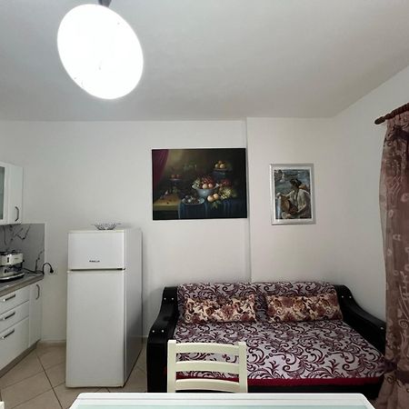 Vivi La Tua Vacanza Con L'Appartamento 1 Di Ervin! Enjoy Your Holiday With Ervin'S Apartment 1! Vlorë Exterior foto