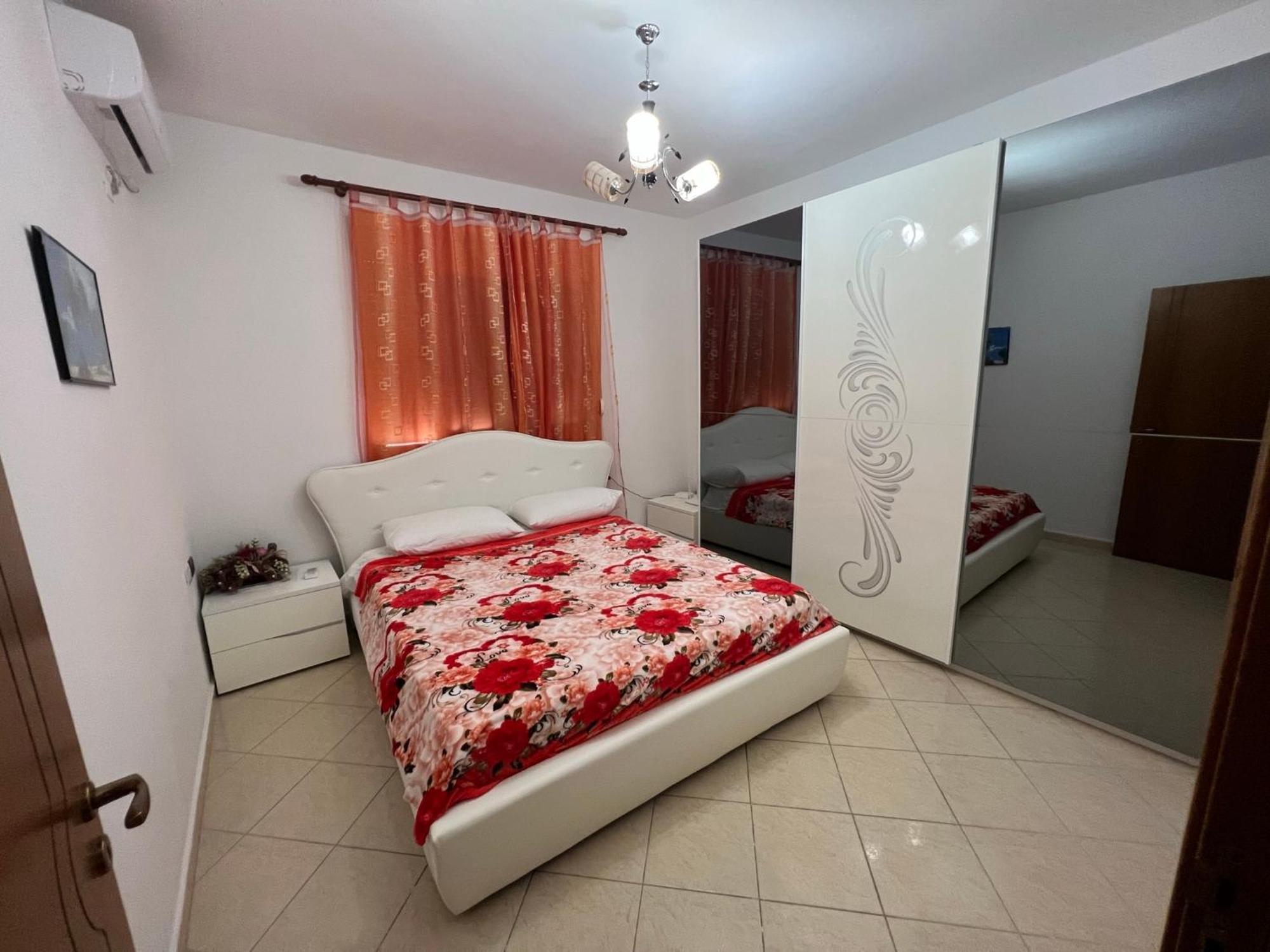 Vivi La Tua Vacanza Con L'Appartamento 1 Di Ervin! Enjoy Your Holiday With Ervin'S Apartment 1! Vlorë Exterior foto